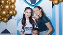 Menyesuaikan tema, Celine tampil bergaya sporty mengenakan jersey Real Madrid warna putih. Jerseynya kemudian dipadukan dengan mini skirt warna hitam. [@violenziajean].