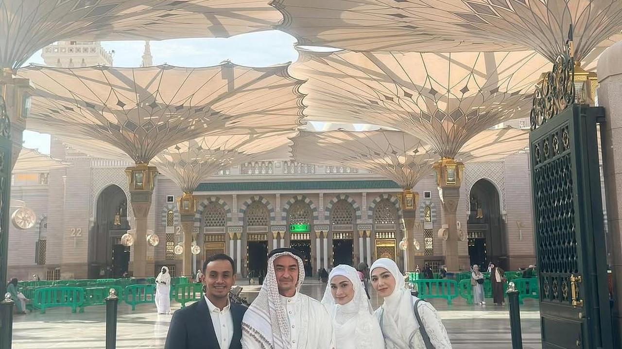 Momen Akad Nikah Zumi Zola dan Putri Zulhas di Masjid Nabawi Madinah