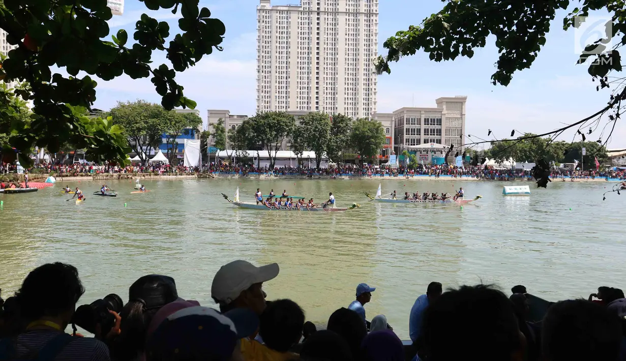 Sejumlah perahu dayung, selancar angin, dan kano meramaikan Festival Danau Sunter di Jakarta, Minggau (25/2). Kegiatan tersebut untuk mengkampanyaken kebersihan dan menjaga lingkungan danau yang berada di Jakarta. (Liputan6.com/Angga Yuniar)