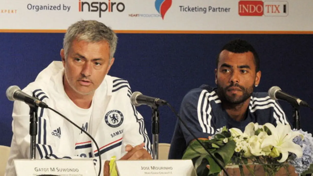 ashley-cole-mourinho-131122c.jpg