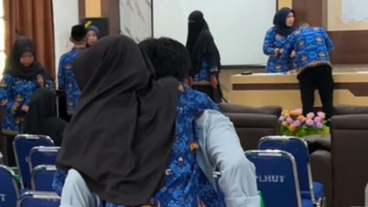 Akibat Pendarahan saat Melahirkan Anak, Wanita Ini Digendong Suami Untuk Pelantikan PPPK