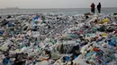 Pantai Zouq Mosbeh tertutup tumpukan sampah-sampah plastik yang tersapu ke darat di utara Beirut, 22 Januari 2018. Lautan sampah itu menumpuk setelah disapu gelombang besar yang ditimbulkan hantaman badai di Lebanon. (AP/Hussein Malla)