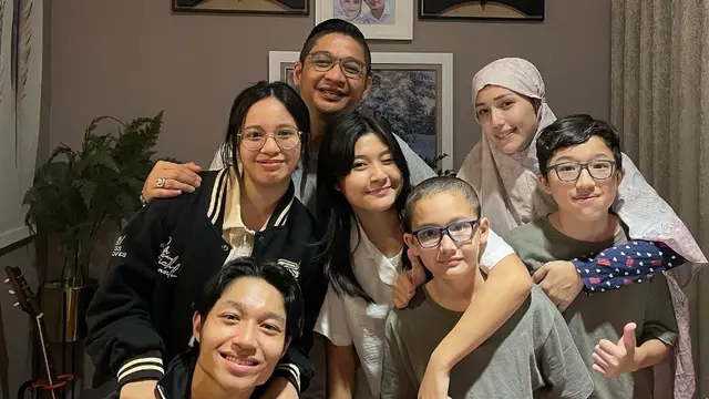 Potret Pasha Ungu berkumpul dengan 5 anaknya di hari ulang tahun (Sumber: Instagram/pashaungu_vm)