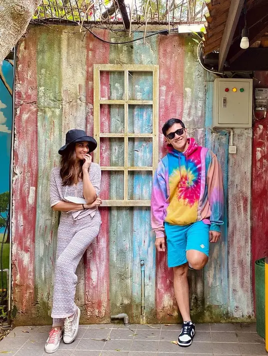 Gaya kasual dalam gaya personal masing-masing, dari set loungewear sampai sweater tie dye (Foto: Instagram @vinogbastian__)