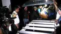 Peti jenasah Asien dimasukkan dalam tungku kremasi dari mobil jenasah Polda Jateng. (Liputan6.com/Edhie Prayitno Ige)