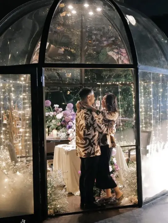 <p>Keduanya semakin serasi dengan bawahan hitamnya, Sisca dengan skirt satin hitam sedangkan sang calon suami mengenakan celana hitam. @jessnolimit</p>