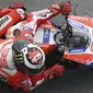 Aksi pembalap Ducati, Jorge Lorenzo pada latihan bebas MotoGP Jerman 2017 di Sirkuit Sachsenring. (Hendrik Schmidt/dpa via AP)