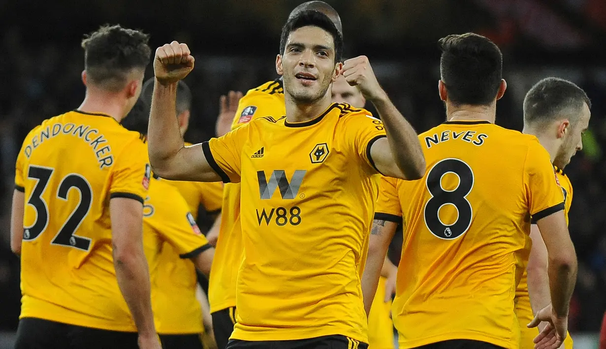 Pemain Wolverhampton Wanderers, Raul Jimenez merayakan golnya ke gawang Liverpool pada laga putaran ketiga Piala FA di Molineux Stadium, Senin (7/1). Liverpool tersingkir dari Piala FA setelah takluk 1-2 dari Wolverhampton Wanderers. (AP/Rui Vieira)