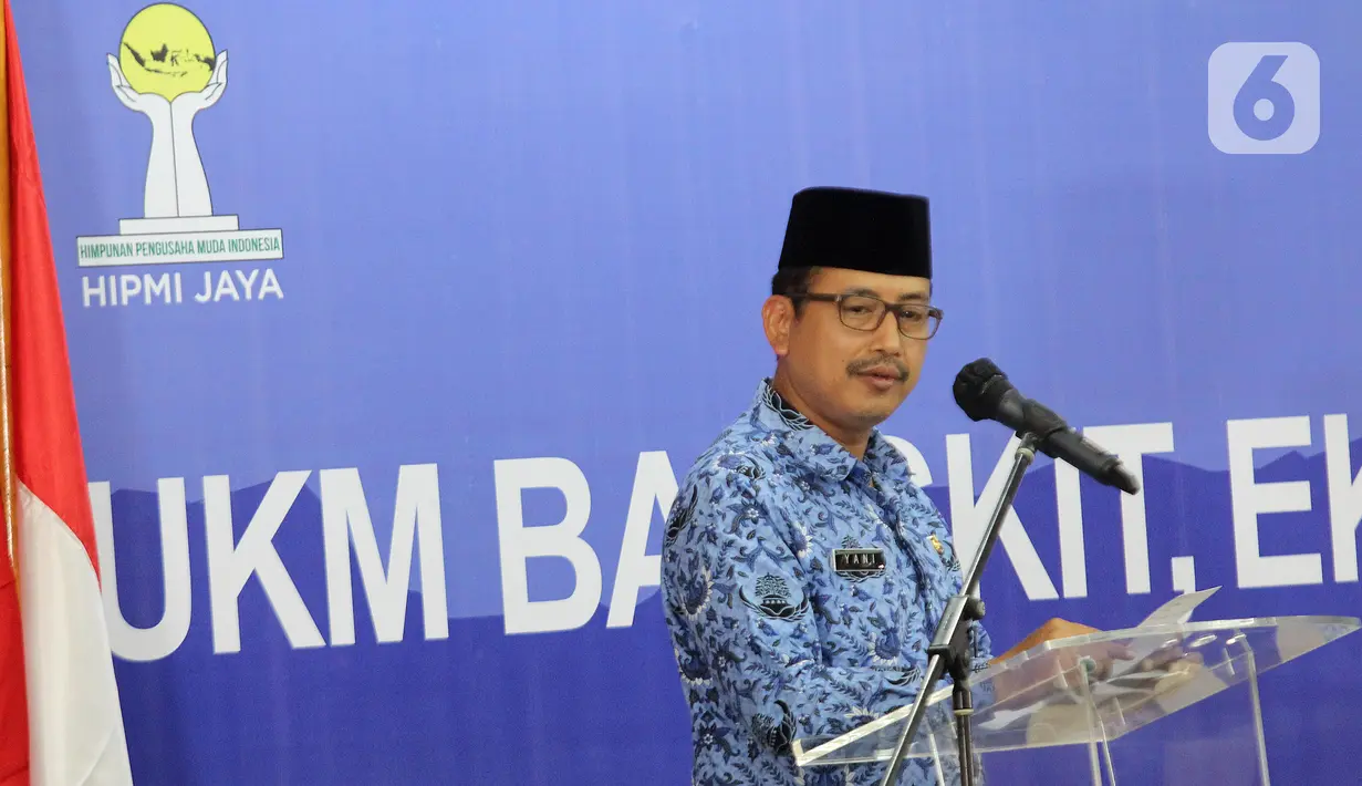 Walikota Jakarta Barat Yani Wahyu Purwoko memberi sambutan pada Webinar UKM Bangkit, Ekonomi Tumbuh di kantor Walikota Jakarta Barat, Senin (29/11/2021). Bantuan berupa dana banjir dan mesin jahit sebagai bentuk akselerasi dan kolaborasi untuk bangkit di masa pandemi. (Liputan6.com/HO/HIPMI Jaya)