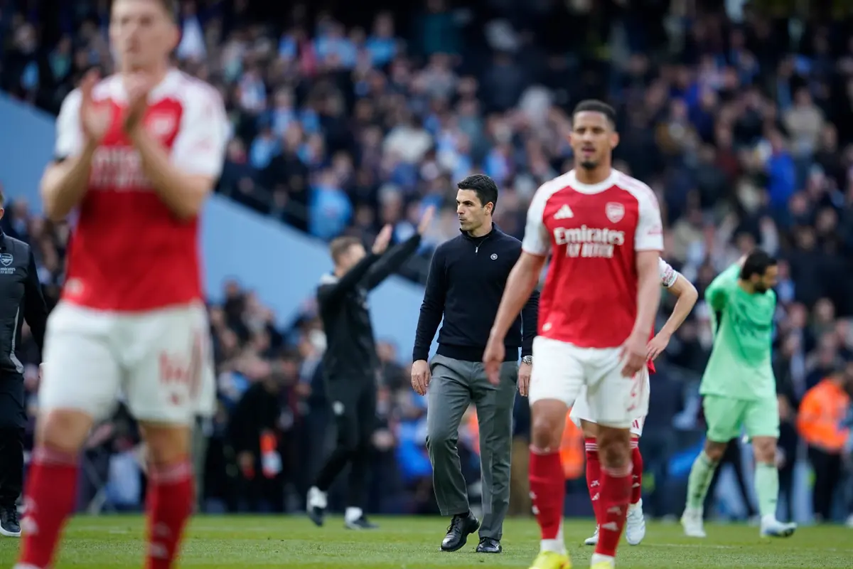 Mikel Arteta masuk ke lapangan usai laga Manchester City vs Arsenal di pekan ke-33 Liga Inggris 2025/2026 di Etihad Stadium, Minggu (19/04/2026) malam WIB.