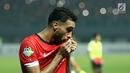 Bek Persija, Willian Pachecho mencium logo tim usai memenangi laga melawan Arema FC dilanjutan Liga 1 Indonesia di Stadion Patriot Candrabhaga, Bekasi, Jumat (2/6). Persija unggul 2-0 atas Arema FC. (Liputan6.com/Helmi Fithriansyah)