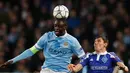 Gelandang Manchester City, Yaya Toure (kiri) berebut bola udara dengan Denys Garmash pada leg kedua 16 besar Liga Champions di Stadion Etihad, Inggris, Rabu (16/3). City bermain imbang dengan Dynamo Kiev dengan skor 0-0. (Reuters/Phil Noble)