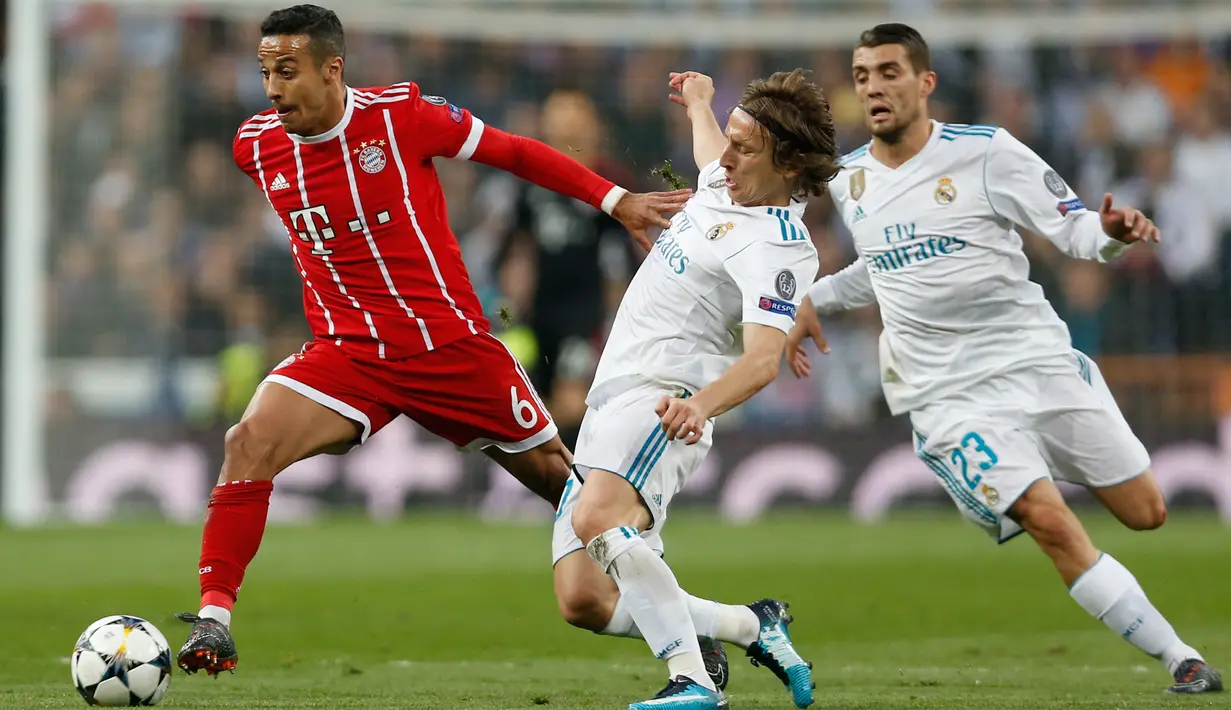 Pemain Bayern Munchen Thiago mengontrol bola berusaha melewati pemain Real Madrid saat semifinal Liga Champions di stadion Santiago Bernabeu, Spanyol (1/5). Pada pertandingan ini Real Madrid dan Bayern Muenchen bermain imbang 2-2. (AP/Francisco Seco)
