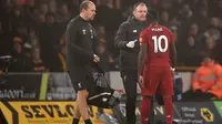 Winger Liverpool, Sadio Mane, mengalami cedera hamstring saat timnya menang 2-1 atas Wolverhampton Wanderers pada laga pekan ke-24 Premier League di Molineux Stadium, Kamis (23/1/2020). (AFP/Oli Scarff)
