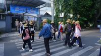 Bukan sekadar gaya hidup sehat, berjalan kaki kini bisa menjadi wisata interaktif yang menyenangkan jika dilakukan sambil mendengar cerita sejarah. (Liputan6.com/ Dian Kurniawan)