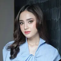 Aura bahagia memang sulit disembunyikan, begitu juga yang terlihat dari penampilan Syifa Hadju belakangan ini. Jelang hari bahagianya bersama El Rumi, pesona Syifa tampak semakin terpancar. [@
adliacornain].