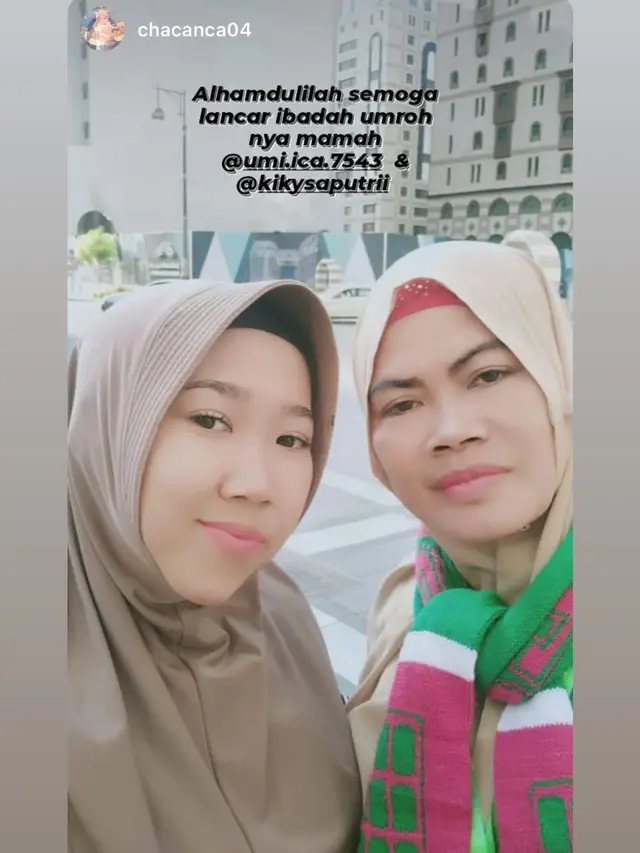 Meski telah memakai hijab, namun Kiky Saputri tetap saja masih dikenali banyak orang. Salah satunya bahkan minta foto bersama. (Foto: Instagram/@kikysaputrii)