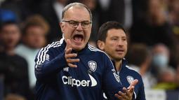 Marcelo Bielsa. Performa apik musim lalu dengan finish di posisi ke-9 belum mampu diteruskan pelatih asal Argentina ini di awal musim ini. Baru meraih satu kemenangan dan 4 hasil imbang dari 9 laga, Leeds United terpuruk di posisi ke-17 klasemen sementara. (AFP/Oli Scarff)