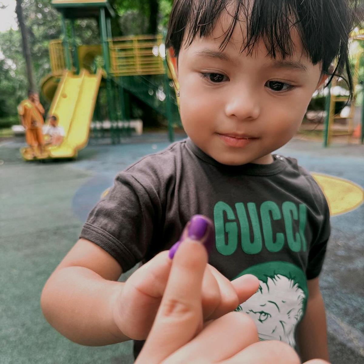 Momen Atta dan Aurel Nyoblos, Ameena Ikutan Celupin Jari di Tinta Pemilu