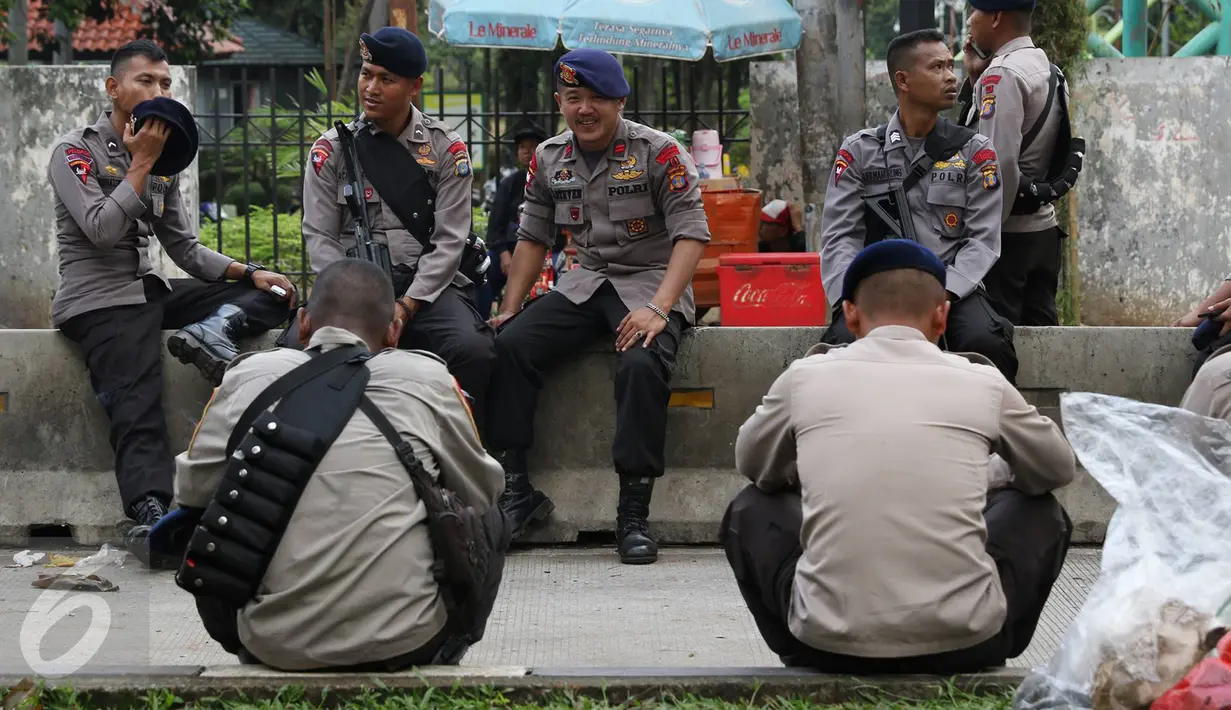 Petugas kepolisian berjaga di sekitar lokasi sidang kasus penodaan agama di Jakarta, Selasa (11/4). Sidang tuntutan ditunda karena JPU belum merampungkan pengetikan berkas dakwaan yang hendak dibacakan. (Liputan6.com/Immanuel Antonius)