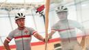 Pebalap putra Indonesia, Fandi Jolata saat berlatih untuk persiapan UCI Track Nations Cup 2023 di Jakarta International Velodrome, Rawamangun, Jakarta Timur, Kamis (16/02/2023). Ajang UCI Track Nations Cup 2023 akan berlangsung pada 23-26 Februari 2023. (Bola.com/Bagaskara Lazuardi)