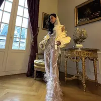 Dalam balutan dress see through, Karraminah tampil begitu memukau. Ia terlihat begitu memukau dengan paduan gaya glamornya. [Foto: Instagram/Karraminah]