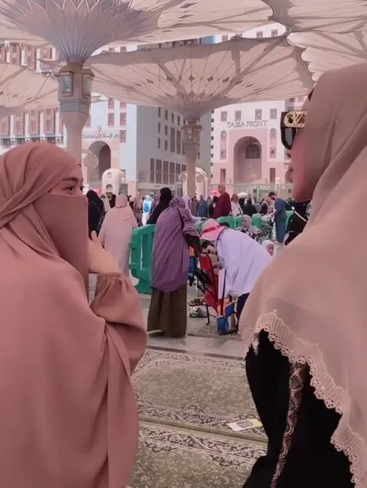 Lesti tampak lebih tenang dan bahagia usai badai KDRT. Ia melaporkan Rizky Billar ke polisi. (Instagram @bebizie)