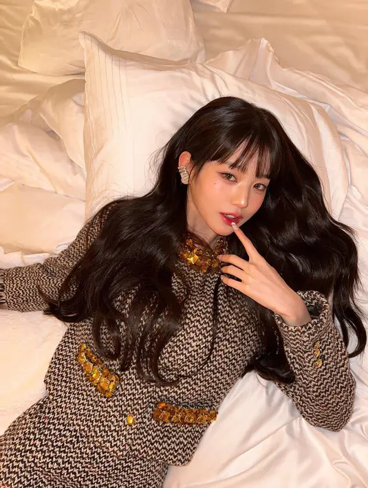 Rambut baru ini membuatnya terlihat seperti karakter utama yang polos dalam sebuah drama. Imut banget! [@wonyoungive/@foreveryoung_10]