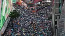 Pengunjuk rasa membawa payung saat menuju Victoria Park, Hong Kong, Minggu (18/8/2019). Puluhan ribu massa pro-demokrasi membawa payung saat hujan mengguyur Victoria Park dan sekitarnya. (AP Photo/Vincent Yu)