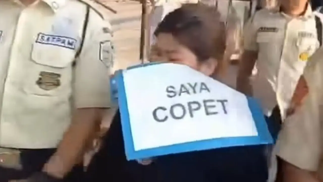 Seorang wanita yang diduga sebagai pelaku copet diarak dengan tangan diborgol di Tanah Abang.