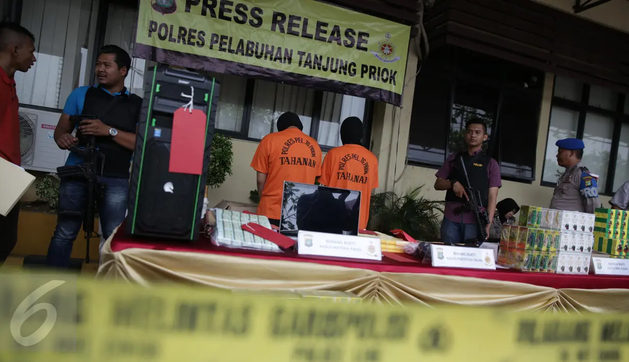 Polres Pelabuhan Tanjung Priok merilis sebanyak 3770 materai palsu, puluhan obat-obat ilegal, dan barang bukti protitusi online, Jakarta, Selasa (11/4). (Liputan6.com/Faizal Fanani)