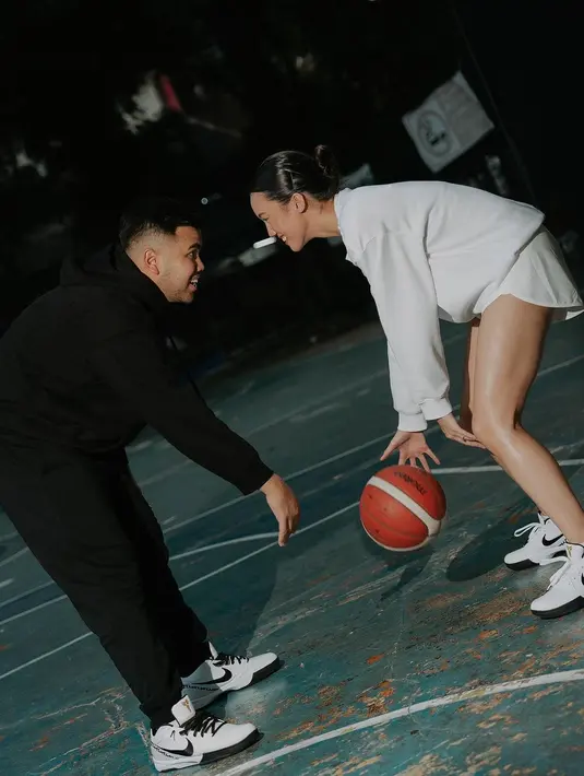 Pertama, Nabila dan sang suami mengusung konsep sporty di lapangan basket. Sambil bermain basket, keduanya tampil serasi dengan sportswear warna hitam-putih. [@nocture_co].