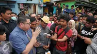 Kuasa Hukum Daeng Azis, Razman Nasution memberikan keterangan pada wartawan saat Sosialisasi Relokasi warga kalijodo Kecamatan Tamboradi, Jakarta, Selasa (16/2). (Liputan6.com/Gempur M Surya)