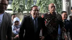 Pakar ekonomi Rizal Ramli menyambangi Bareskrim Polri, Jakarta Pusat,  Selasa (16/10). Didampingi sejumlah kuasa hukum, Rizal Ramli melaporkan Ketua Umum Partai NasDem Surya Paloh terkait dugaan pencemaran nama baik. (Merdeka.com/Iqbal S. Nugroho)