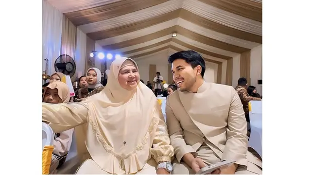 7 Potret Gen Halilintar Bertemu Mamah Dedeh di Tedak Siten Azura, Curi Perhatian