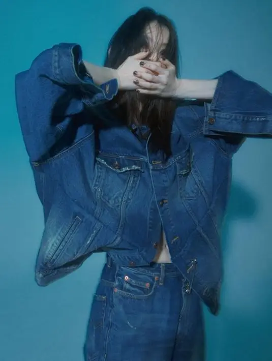 Meski memberikan kesan berbeda pada keseluruhannya, visual cantik Han So Hee tetap terpancar. (Instagram/xeesoxee).