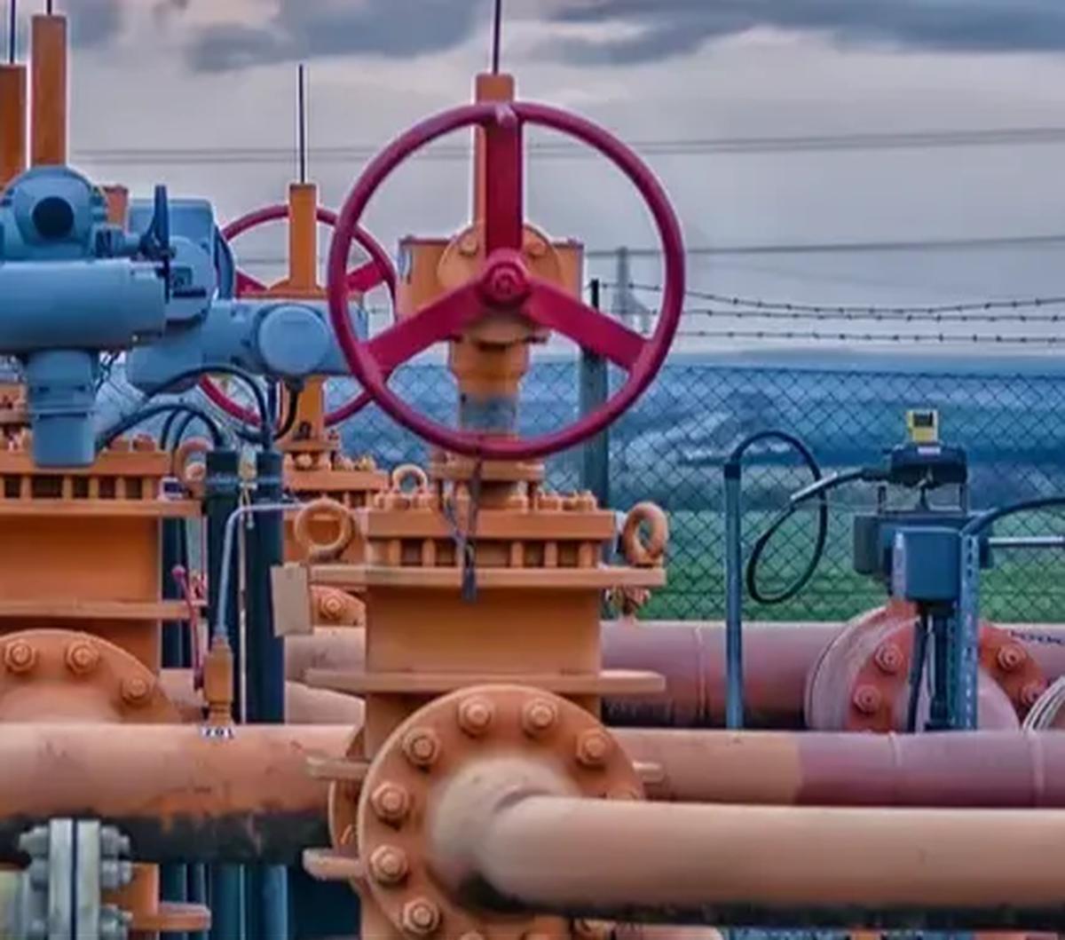 "Di samping itu ada pengelolaan sumur-sumur idle. Ini ditawarkan ke servis company yang punya rig. Skema idle’s well. Ini kita kerjakan skema bisnis yang saling menguntungkan untuk skala masih kecil," tutupnya.