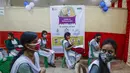 Gadis-gadis sekolah menunggu untuk disuntik vaksin COVID-19 di sebuah sekolah di Kolkata, Senin (3/1/2022). India mulai memvaksinasi remaja usia 15-18 tahun saat banyak negara bagian memberlakukan pembatasan ketat untuk menahan lonjakan infeksi yang dipicu oleh varian omicron. (AP Photo/Bikas Das)