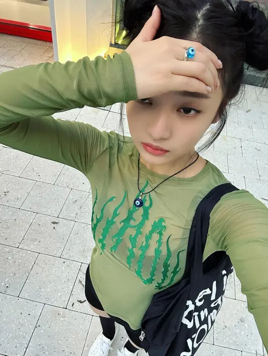 Namun, gaya swag tersebut selalu ia padukan dengan elemen cute, seperti tatanan rambut atau makeup yang soft, membuat pesona Ningning semakin memikat.  [@imnotningning].