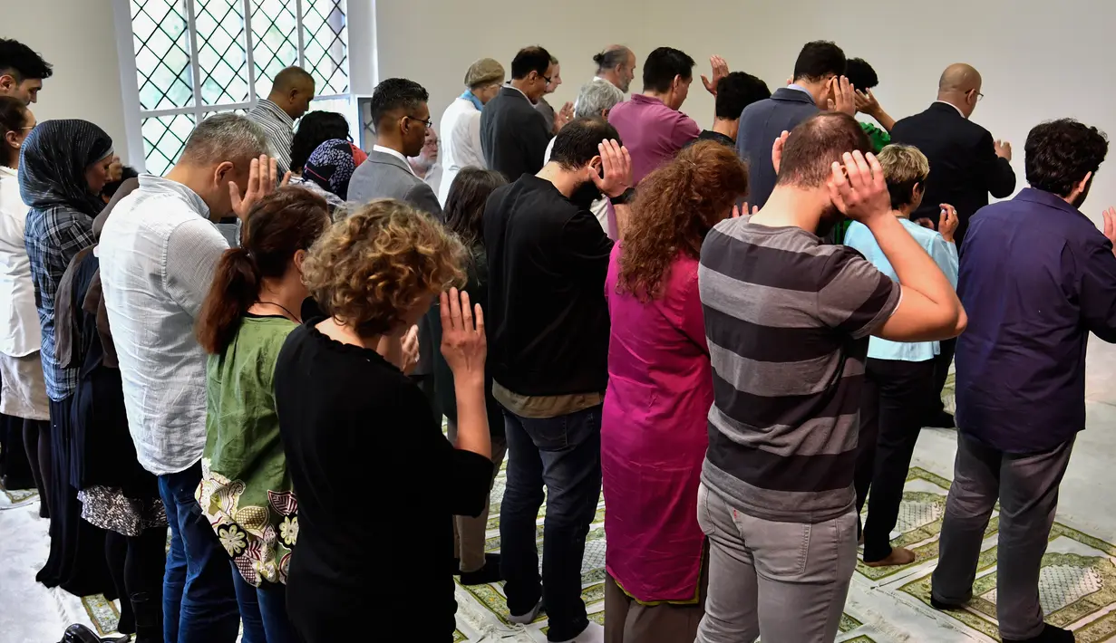 Jamaah melakukan salat di Masjid Ibnu Rushd-Goethe yang terletak di Berlin, Jerman (16/6). Anehnya, saf jamaah masjid ini tidak beraturan, lelaki dan perempuan dapat bercampur dalam satu saf. (AFP Photo/John Macdougall)