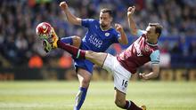 Gelandang West Ham, Mark Noble, beradu kaki dengan gelandang Leicester, Danny Drinkwater, pada laga Liga Premier Inggris di Stadion King Power, Leicester, Minggu (18/4/2016). Namun The Hammers sempat berbalik unggul 2-1. (AFP/Adrian Dennis)