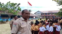 Kain Robinson Wamaer, Kepala Sekolah Dasar YPK Waupnor, Kelurahan Burokub, Distrik Biak Kota yang awal masa tugas 2000-an belum ada sinyal internet di lokasi tempat mengajar. (Dok Wahana Visi Indonesia/WVI)