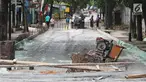 Pekerja menyelesaikan pembetonan Jalan Pejaten Raya di Jakarta Selatan (22/11). Proyek pembetonan dan peninggian badan jalan ini guna mengantisipasi banjir yang kerap terjadi di kawasan tersebut. (Liputan6.com/Immanuel Antonius)