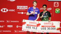 Pebulutangkis Indonesia, Anthony Sinisuka Ginting (kanan) bersama Anders Antonsen (Denmark) usai final tunggal putra Indonesia Masters 2020 di Istora GBK, Jakarta, MInggu (19/1/2020). Anthony Sinisuka Ginting unggul 17-21 21-15 21-9. (Liputan6.com/Helmi Fithriansyah)