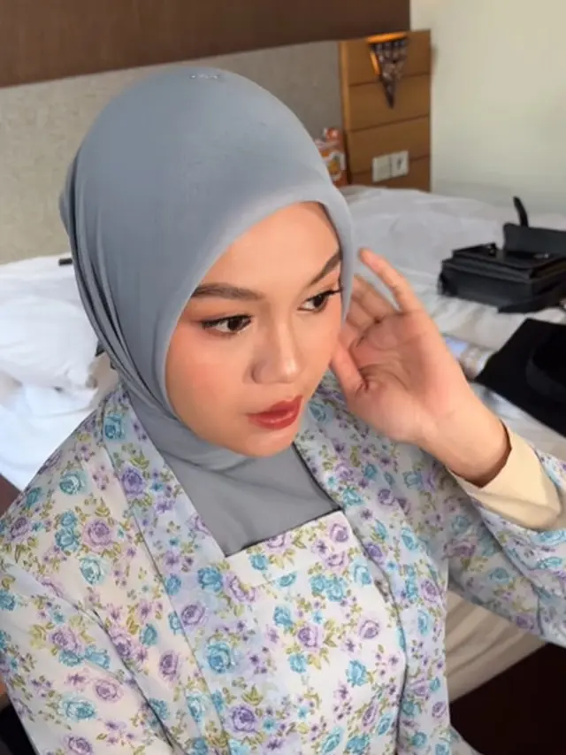 6 Potret Kebaya Wisuda Salma Salsabil, Pakai Kutubaru Simpel tapi Tetap Memesona