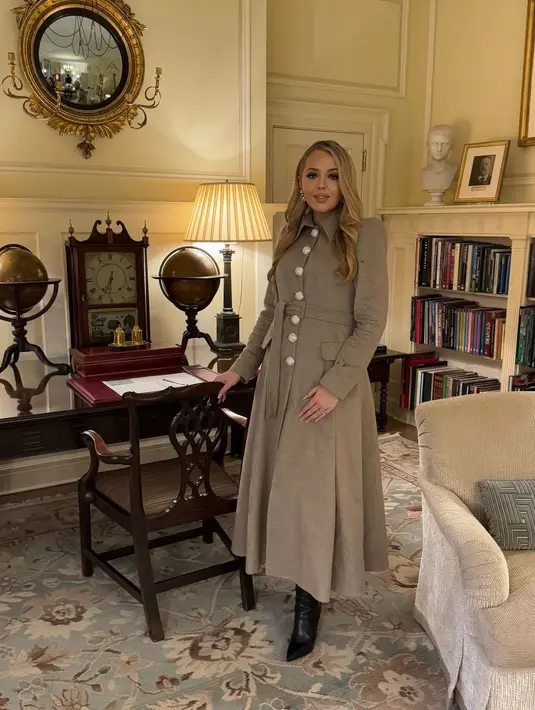 Ia nampak kenakan mantel dress abu-abu yang elegan dipadu dengan boot heels hitam [@tiffanytrump]