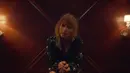 Setelah bernanyi bagian "I don't want to be just another ex-love", terlihat tanda X di belakang Taylor Swift yang berartikan ex alias mantan. (Cosmopolitan)