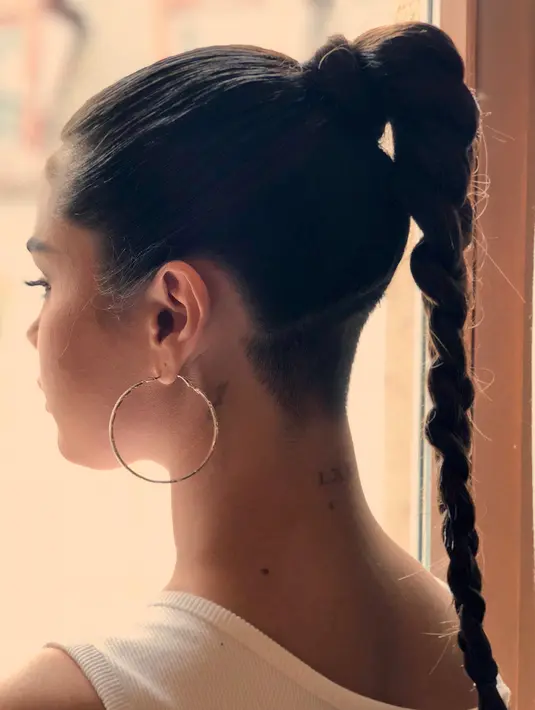 Baru-baru ini, Selena Gomez pun memotong rambut di bagian bawah kepalanya. (instagram/selenagomez)