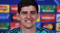 Penjaga gawang Chelsea, Thibaut Courtois, bertekad membawa timnya meraih kemenangan melawan FC Porto pada laga pamungkas Liga Champions, Kamis (9/12/2015) dini hari WIB. (Reuters/Matthew Childs)