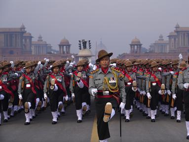 Prajurit Senapan Assam, pasukan paramiliter India, berlatih berbaris untuk parade hari Republik mendatang di perbukitan Raisina, di New Delhi, India, Kamis (19/1/2023). Hari Republik India akan dirayakan pada 26 Januari. (AP Photo/Manish Swarup)